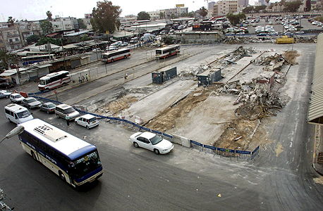 התחנה המרכזית הישנה בתל אביבי אחרי ההריסה ב-2001
