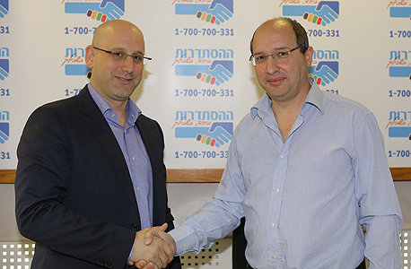 טקס החתימה על ההסכם הקיבוצי. יו"ר ההסתדרות אבי ניסנקורן (מימין) ומנכ"ל סלקום ניר שטרן טקס החתימה על ההסכם הקיבוצי. יו"ר ההסתדרות אבי ניסנקורן (מימין) ומנכ"ל סלקום ניר שטרן