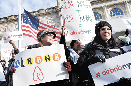 הפגנה נגד Airbnb בניו יורק הפגנה נגד Airbnb בניו יורק