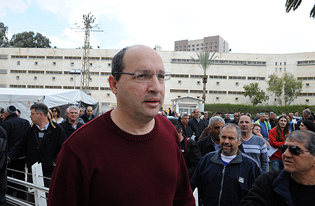 אבי ניסנקורן, יו"ר ההסתדרות בהפגנת עובדי כיל בב"ש. סבב שיחות לילי אבי ניסנקורן, יו"ר ההסתדרות בהפגנת עובדי כיל בב"ש. סבב שיחות לילי
