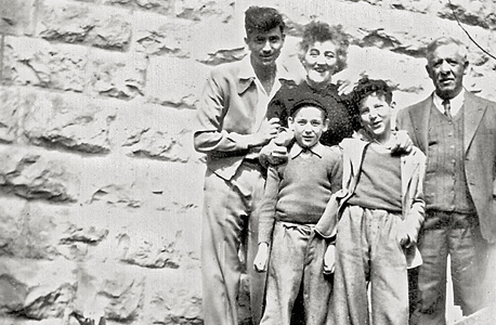 ירושלים 1951. רובי ריבלין (12, שני מימין) עם הוריו יוסף יואל ורחל ואחיו אליעזר-לייזי ז"ל (9) ואבי (20). בתמונה חסרה אחותו הבכורה אתי