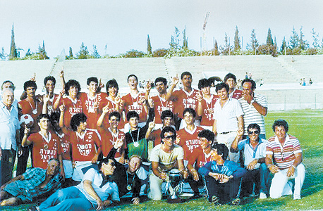 פטרושקה אחרי זכיית הפועל רמת גן בגביע המדינה לנוער, 1984. "ניסיתי להכניס את הילדים לכדורגל אבל כל אחד מהם עושה ספורט אמריקאי אחר"