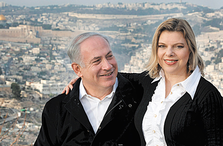בני הזוג נתניהו. לטענת נפתלי, בוצעה שורה של פניות כדי להוציא כסף מהמדינה בני הזוג נתניהו. לטענת נפתלי, בוצעה שורה של פניות כדי להוציא כסף מהמדינה