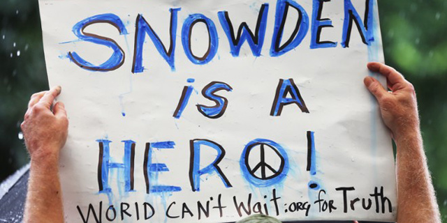 שלט תמיכה שעליו נכתב "סנודן הוא גיבור!"