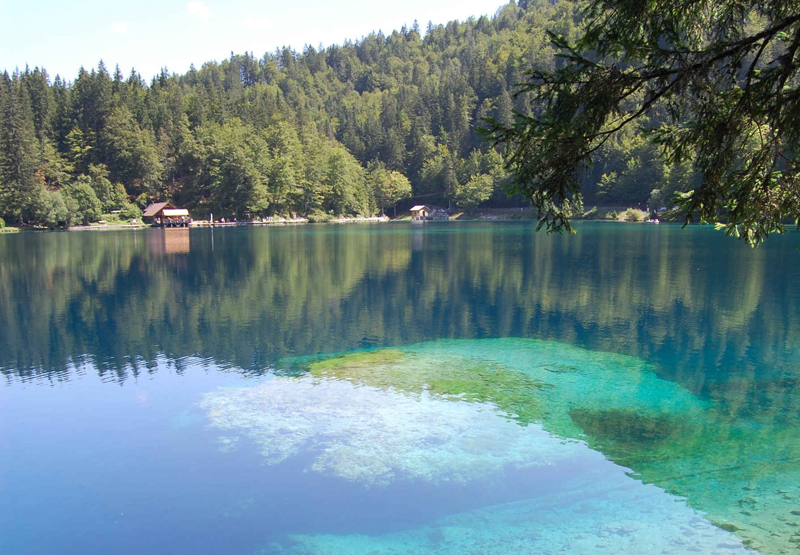 Laghi de Fusine. שני אגמים של מי קרחונים Laghi de Fusine. שני אגמים של מי קרחונים