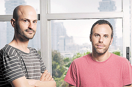 מימין: אהרון לוין וירון אדלשטיין. לא באים לחנך ויצרו מחזה שכולו נונסנס מימין: אהרון לוין וירון אדלשטיין. לא באים לחנך ויצרו מחזה שכולו נונסנס