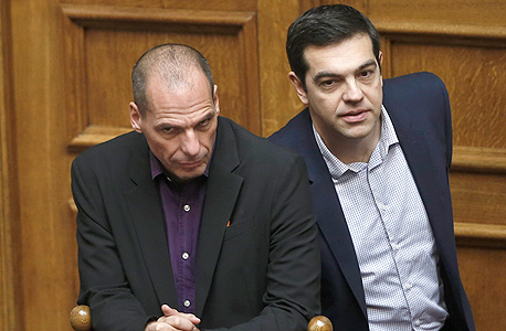 מימין: ראש ממשלת יוון אלכסיס ציפרס ושר האוצר היווני יאניס ורופקיס