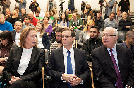 מימין: טרכטנברג, הרצוג ולבני, אנשי המחנה הציוני מימין: טרכטנברג, הרצוג ולבני, אנשי המחנה הציוני