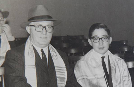 1964. מנואל טרכטנברג בחגיגת בר המצווה שלו עם אביו יחיאל בבית הכנסת בקורדובה, ארגנטינה 1964. מנואל טרכטנברג בחגיגת בר המצווה שלו עם אביו יחיאל בבית הכנסת בקורדובה, ארגנטינה