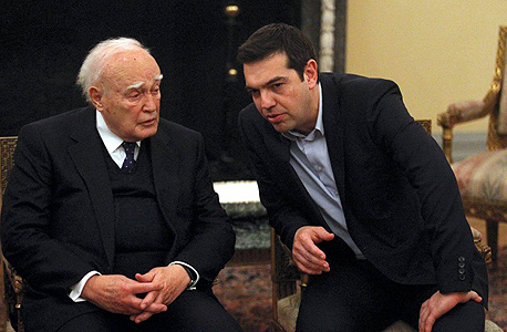 מימין: ראש ממשלת יוון ציפרס והנשיא פפוליאס. "שלא ילמדו אותנו מוסריות"