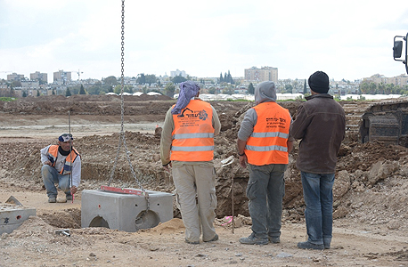 עובדי בניין (ארכיון). עובדים סיניים שנחשבים לאיכותיים, אינם מגיעים למשק עובדי בניין (ארכיון). עובדים סיניים שנחשבים לאיכותיים, אינם מגיעים למשק