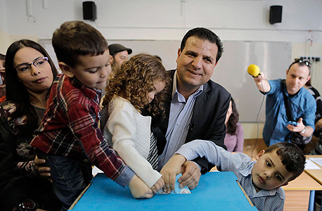 איימן עודה מצביע איימן עודה מצביע