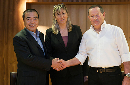 מימין: שמיר, כהן ובן הנג גו במעמד החתימה על עסקת תנובה