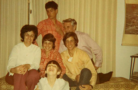 1972. אריק שור (16, יושב מימין) עם הוריו מיכאל וגבריאלה, אחותו זיוה (21, באמצע), ואחיו מוטי (19, עומד) ויונתן (8) בביתם בתל מונד 1972. אריק שור (16, יושב מימין) עם הוריו מיכאל וגבריאלה, אחותו זיוה (21, באמצע), ואחיו מוטי (19, עומד) ויונתן (8) בביתם בתל מונד
