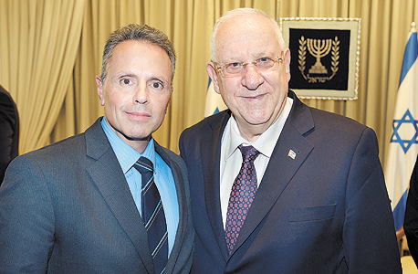 סרוג'י עם הנשיא ראובן ריבלין בפברואר, בעת ביקורו של טים קוק בישראל. לו רק היו לנו עוד חמישה ג'וני סרוג'י, אמר ריבלין וקוק השיב: "אם תמצא אותם תגיד לי" סרוג'י עם הנשיא ראובן ריבלין בפברואר, בעת ביקורו של טים קוק בישראל. לו רק היו לנו עוד חמישה ג'וני סרוג'י, אמר ריבלין וקוק השיב: "אם תמצא אותם תגיד לי"