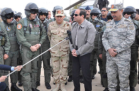 נשיא מצרים  עבד אל-פתאח א-סיסי   בחברת אניש חיל האוויר המצרים, צילום: רויטרס