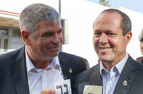 קובי כחלון (משמאל) עם ראש עיריית ירושלים ניר ברקת קובי כחלון (משמאל) עם ראש עיריית ירושלים ניר ברקת