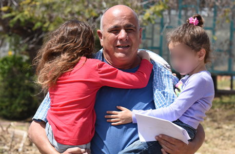 דני דנקנר משתחרר מכלא חרמון מלווה בבנותיו דני דנקנר משתחרר מכלא חרמון מלווה בבנותיו