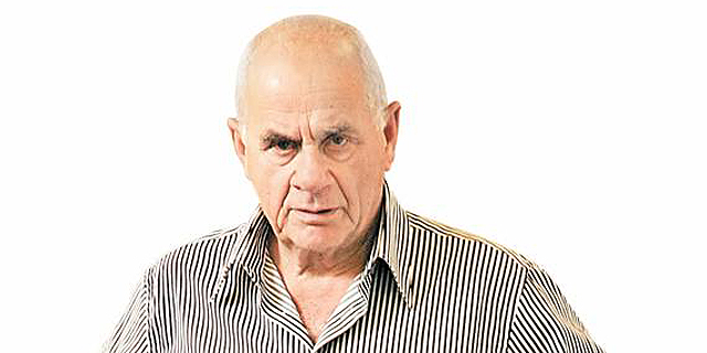 עובדי מגה בלב קרב השותפים באלון רבוע כחול