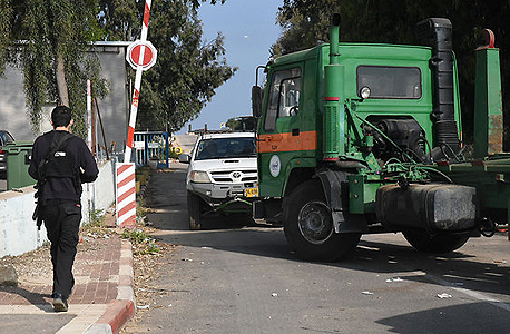 משאיות חוסמות את הכניסה לבתי הזיקוק משאיות חוסמות את הכניסה לבתי הזיקוק
