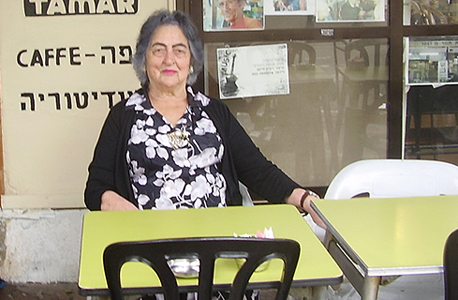 שרה שטרן בבית הקפה המיתולוגי. סגרה את המקום בחודש יוני האחרון שרה שטרן בבית הקפה המיתולוגי. סגרה את המקום בחודש יוני האחרון