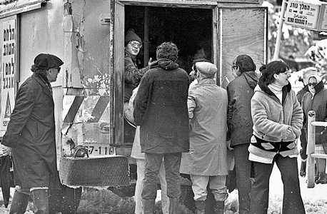 תור למשאית לחם של אנג'ל בירושלים המושלגת, 1973 תור למשאית לחם של אנג'ל בירושלים המושלגת, 1973