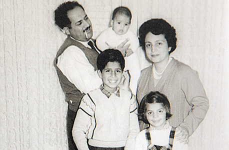 עם ההורים ויקי ודני ואחיו הגדולים אריק ואתי, 1959 עם ההורים ויקי ודני ואחיו הגדולים אריק ואתי, 1959
