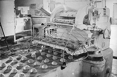 פס ייצור לחמניות, 1963 פס ייצור לחמניות, 1963