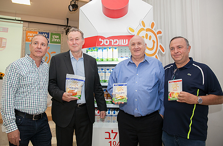 השקת המוצרים. מימין: צביקה ויליגר, איציק אברכהן, Meine Haringsma ההולנדו ויוסי ויליגר השקת המוצרים. מימין: צביקה ויליגר, איציק אברכהן, Meine Haringsma ההולנדו ויוסי ויליגר