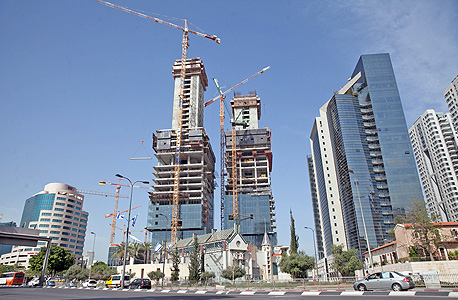 מגדלי הארבעה של האחים חג'ג'. במגדל הדרומי פועלת קבוצת רכישה מגדלי הארבעה של האחים חג'ג'. במגדל הדרומי פועלת קבוצת רכישה