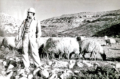 דוד לוי בשדה בוקר של פעם. "בן גוריון מתהפך בקברו" דוד לוי בשדה בוקר של פעם. "בן גוריון מתהפך בקברו"