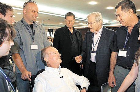 נעם לאוטמן (משמאל) עם אביו דב (בכיסא הגלגלים), חיים יבין ואלי הורביץ. "החלוקה היא לא בין דור ישן וחדש, אלא בין יוצרים לפיננסיירים" נעם לאוטמן (משמאל) עם אביו דב (בכיסא הגלגלים), חיים יבין ואלי הורביץ. "החלוקה היא לא בין דור ישן וחדש, אלא בין יוצרים לפיננסיירים"