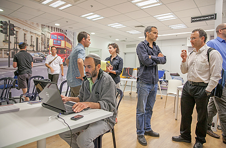 האופן ספייס של MESH. המקום הראשון שמזכיר משרד נורמלי האופן ספייס של MESH. המקום הראשון שמזכיר משרד נורמלי