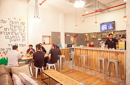 המטבח ב־WeWork בתל אביב. מעולם לא השתמשו בכלי הבישול המטבח ב־WeWork בתל אביב. מעולם לא השתמשו בכלי הבישול