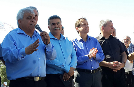 ראש עיריית דימונה בני ביטון (משמאל) בהפגנה היום, עם יצחק הרצוג ועמיר פרץ ראש עיריית דימונה בני ביטון (משמאל) בהפגנה היום, עם יצחק הרצוג ועמיר פרץ