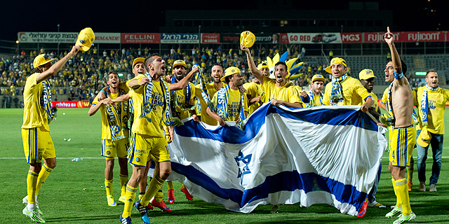 מכבי תל אביב חוגגת אליפות שלישית ברציפות, צילום: יובל חן