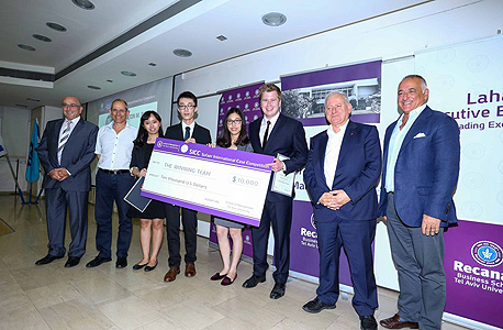 מימין: מייקל סופר, יאיר סרוסי, הזוכים מאוניברסיטת פקין, פרופ' משה צבירן ואודי אהרוני מימין: מייקל סופר, יאיר סרוסי, הזוכים מאוניברסיטת פקין, פרופ' משה צבירן ואודי אהרוני