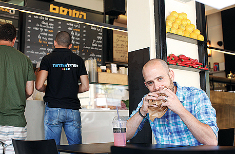 עמית אהרנסון, בעל הבלוג "מדבר מהבטן" בפלאפל הקוסם. "אין לי סבלנות לארוחות ב־500 יורו. נכון, זאת חוויה תרבותית, אבל גם לאופרה אני הולך פעם בכמה שנים. אני מחפש מסעדה שהייתי יוצא אליה באמצע השבוע אם הייתי גר במקום" עמית אהרנסון, בעל הבלוג "מדבר מהבטן" בפלאפל הקוסם. "אין לי סבלנות לארוחות ב־500 יורו. נכון, זאת חוויה תרבותית, אבל גם לאופרה אני הולך פעם בכמה שנים. אני מחפש מסעדה שהייתי יוצא אליה באמצע השבוע אם הייתי גר במקום"