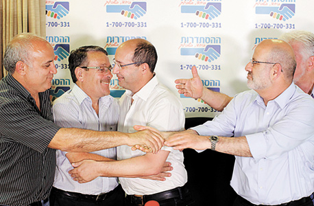מעמד החתימה ההסכם בכיל. מימין: אבנר מימון, אבי ניסנקורן, ארמונד לנקרי ואבנר בן סניור מעמד החתימה ההסכם בכיל. מימין: אבנר מימון, אבי ניסנקורן, ארמונד לנקרי ואבנר בן סניור