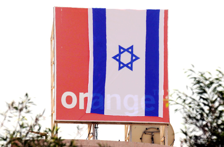 מפגן פטריוטי. דגל ישראל מכסה את הלוגו של אורנג' במטה פרטנר בראש העין מפגן פטריוטי. דגל ישראל מכסה את הלוגו של אורנג' במטה פרטנר בראש העין