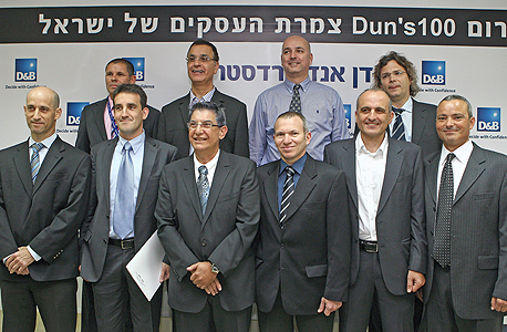 אביגדור (שלישי מימין בשורה הקדמית) בימי הזוהר, עם צמרת מנהלי ההשקעות. אביגדור (שלישי מימין בשורה הקדמית) בימי הזוהר, עם צמרת מנהלי ההשקעות.