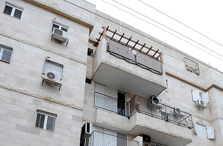 מרפסת בבני ברק (ארכיון). בניית פרגולה או גדר עלולה להסתיים בבית המשפט מרפסת בבני ברק (ארכיון). בניית פרגולה או גדר עלולה להסתיים בבית המשפט