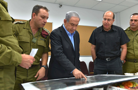 מימין: שר הביטחון משה בוגייעלון וראש הממשלה בנימין נתניהו. תוספת התקציב נבלעה מימין: שר הביטחון משה בוגייעלון וראש הממשלה בנימין נתניהו. תוספת התקציב נבלעה