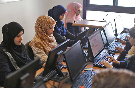 נשים פלסטיניות עובדות בעזה. קיים צורך בתוכן אינטרנטי בערבית נשים פלסטיניות עובדות בעזה. קיים צורך בתוכן אינטרנטי בערבית