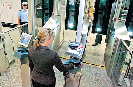 עמדת בדיקת דרכונים ביומטרית בפרנקפורט (ארכיון) עמדת בדיקת דרכונים ביומטרית בפרנקפורט (ארכיון)
