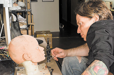 מקמאלן מעצב פנים של בובה בעבודת יד. עיצוב דמות חדשה אורך לעתים חודשיים