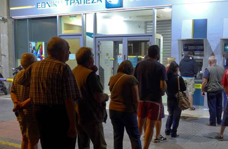 תור למשיכת כסף בכספומטים ביווון תור למשיכת כסף בכספומטים ביווון