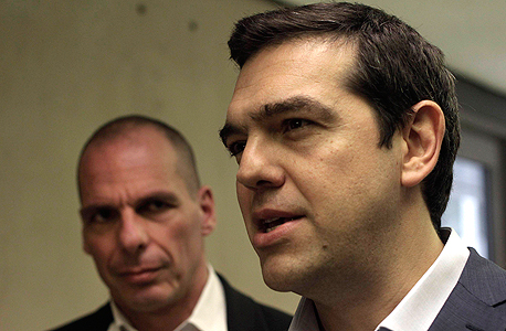 מימין: ראש ממשלת יוון אלכסיס ציפראס ושר האוצר המתפטר יאניס ורופיקס (ארכיון), צילום: אי פי איי
