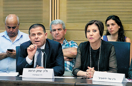 זהבה גלאון ואיתן כבל בוועדת הכלכלה. "אם לא נאשר, רשות השידור תקרוס" זהבה גלאון ואיתן כבל בוועדת הכלכלה. "אם לא נאשר, רשות השידור תקרוס"