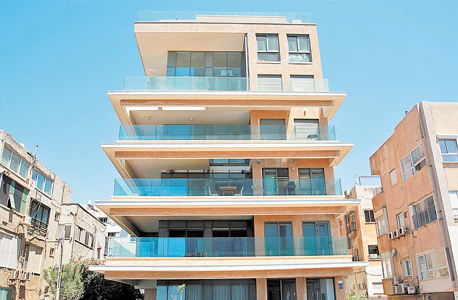 הבניין שבו נמכרה הדירה ברחוב הירקון. בריכה פרטית הבניין שבו נמכרה הדירה ברחוב הירקון. בריכה פרטית